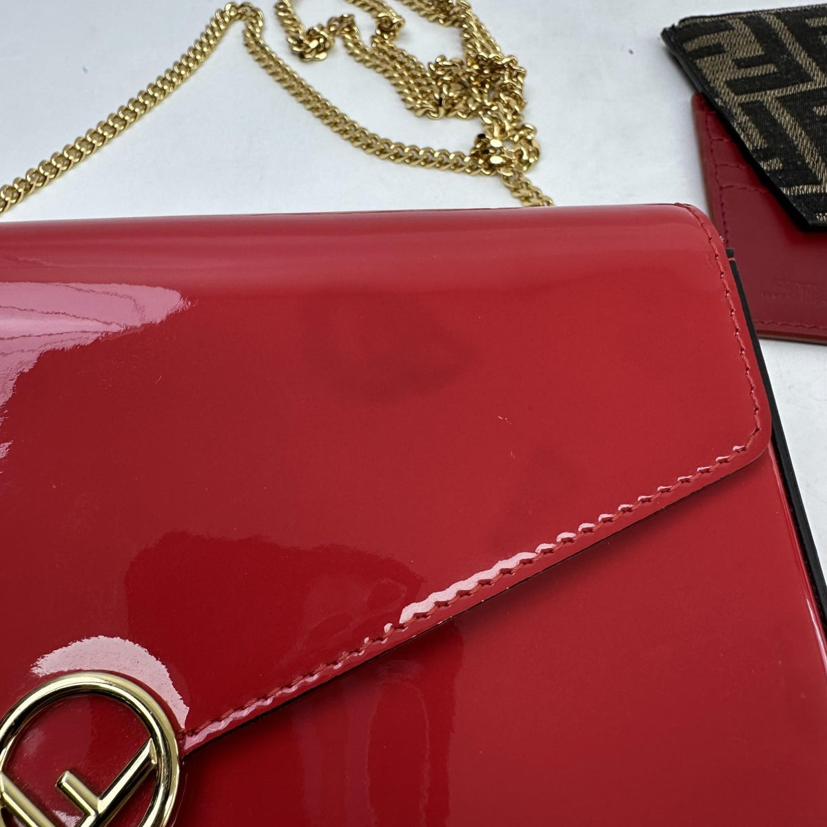 Fendi Wallet on Chain "F is Fendi" in Vernice Rossa con Pochette – 21,5 cm - Etoilux