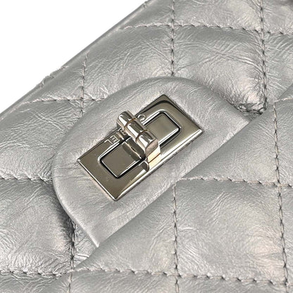 Chanel 2.55 Reissue 226 Doppia Patta Pelle di Vitello Invecchiata Argento Metallizzato – 27 cm - Etoilux