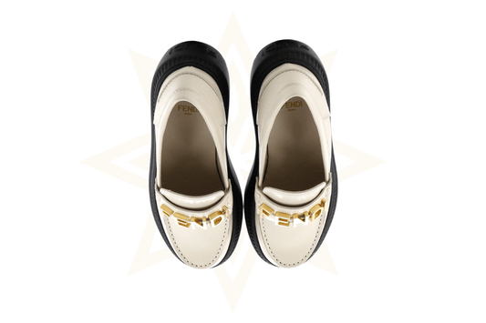 Mocassini Fendi in pelle lucida con logo dorato – Condizioni S (pari al nuovo) - Etoilux