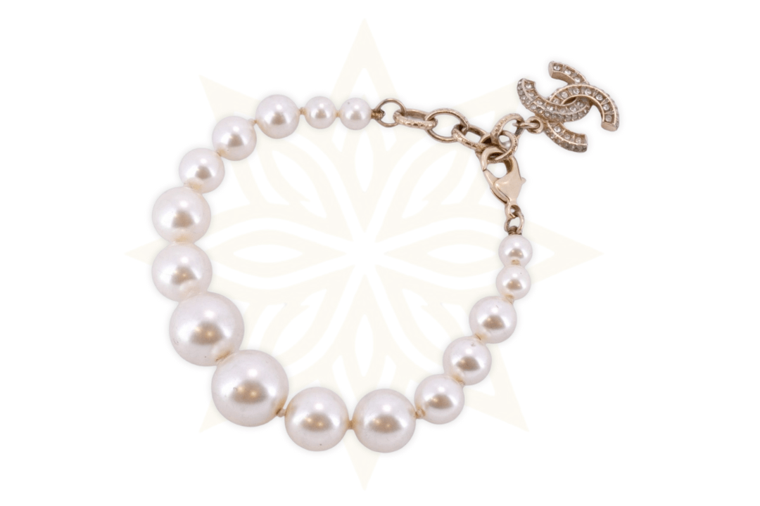 Chanel Bracciale Vintage in Perle con Logo CC in Cristalli - Etoilux