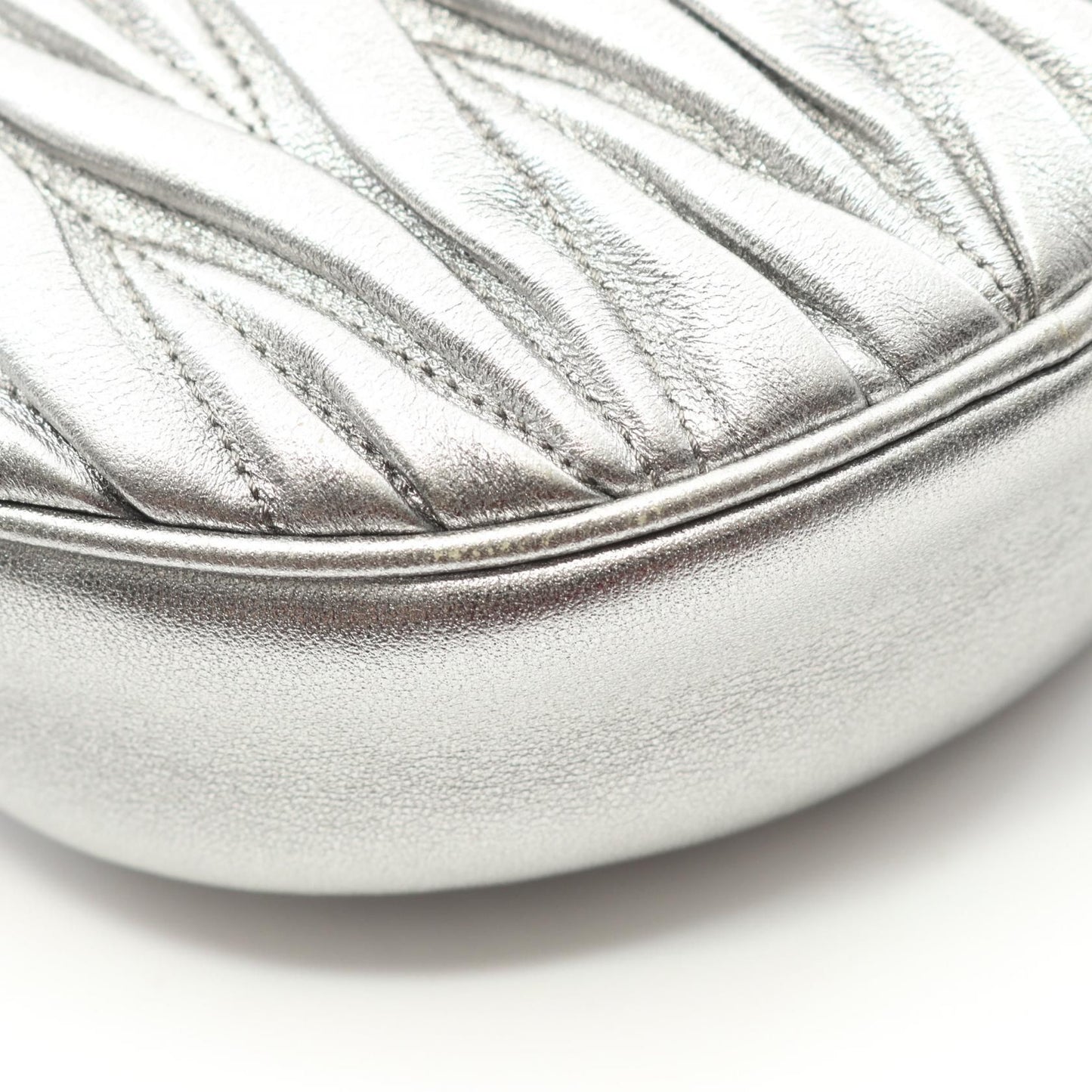 Miu Miu Matelassé Round Crossbody – Pelle Metallizzata Argento con Tracolla a Catena Cristalli – 15 cm - Etoilux
