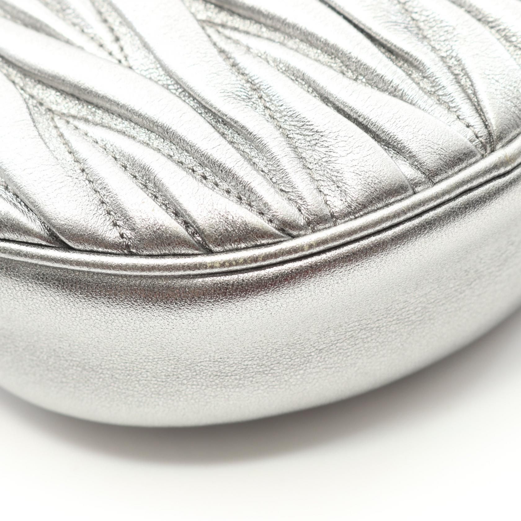 Miu Miu Matelassé Round Crossbody – Pelle Metallizzata Argento con Tracolla a Catena Cristalli – 15 cm - Etoilux