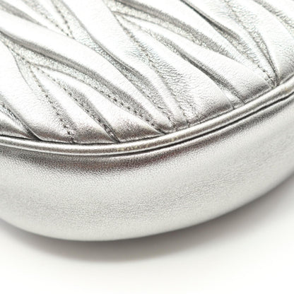 Miu Miu Matelassé Round Crossbody – Pelle Metallizzata Argento con Tracolla a Catena Cristalli – 15 cm - Etoilux