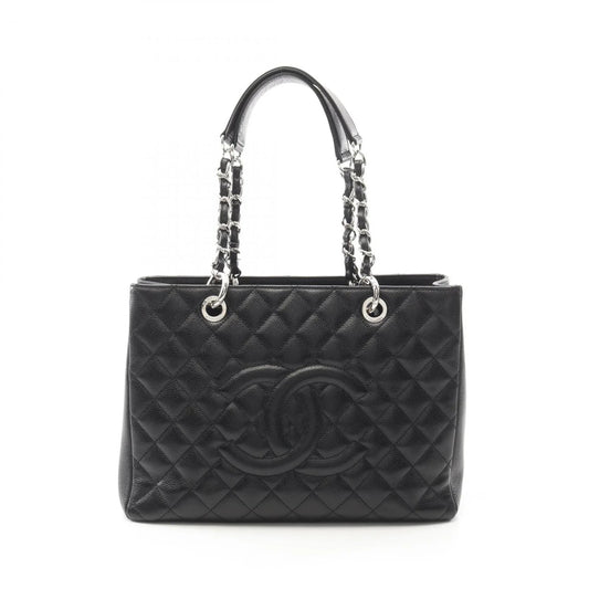 Chanel Grand Shopping Tote nera in pelle Caviar con catena argento e logo CC frontale.