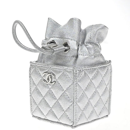 Chanel Mini Bucket Bag Pelle Vitello Trapuntata Argento Metallizzato – 6 cm - Etoilux