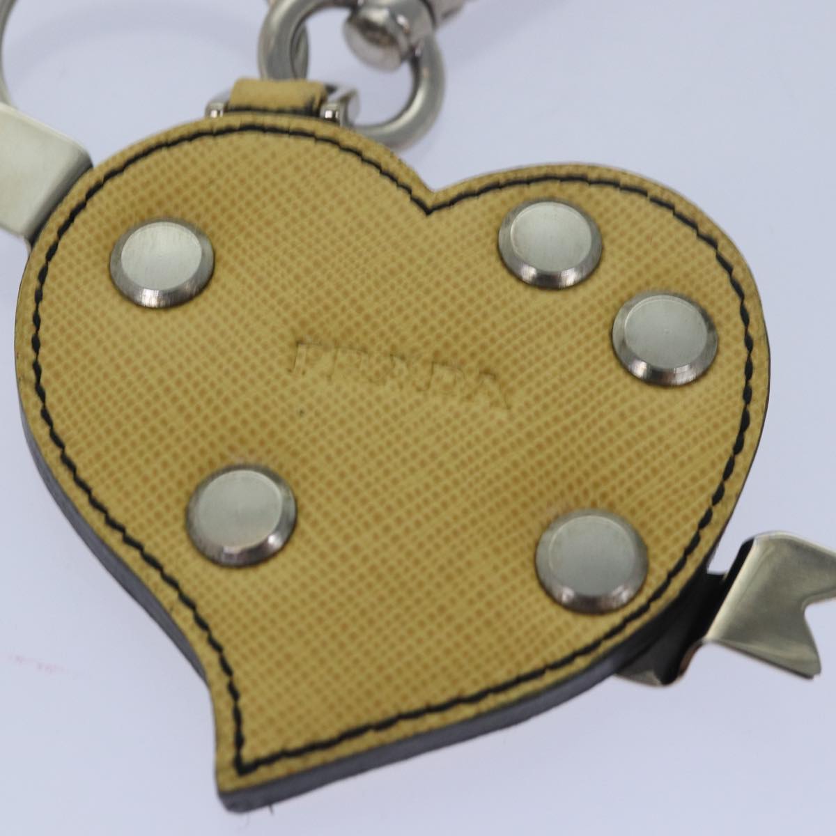 Prada Portachiavi Bag Charm Cuore in Pelle Saffiano Gialla con Freccia – 11 cm - Etoilux