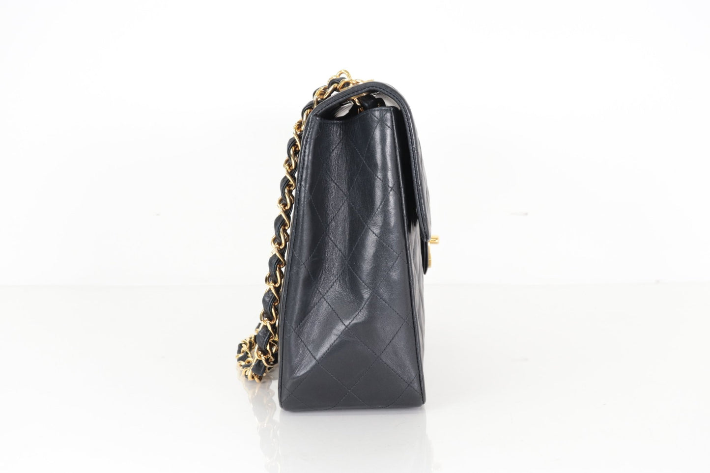 Chanel Classic Flap Maxi Pelle di Agnello Nera Hardware Dorato Vintage – 30 cm - Etoilux