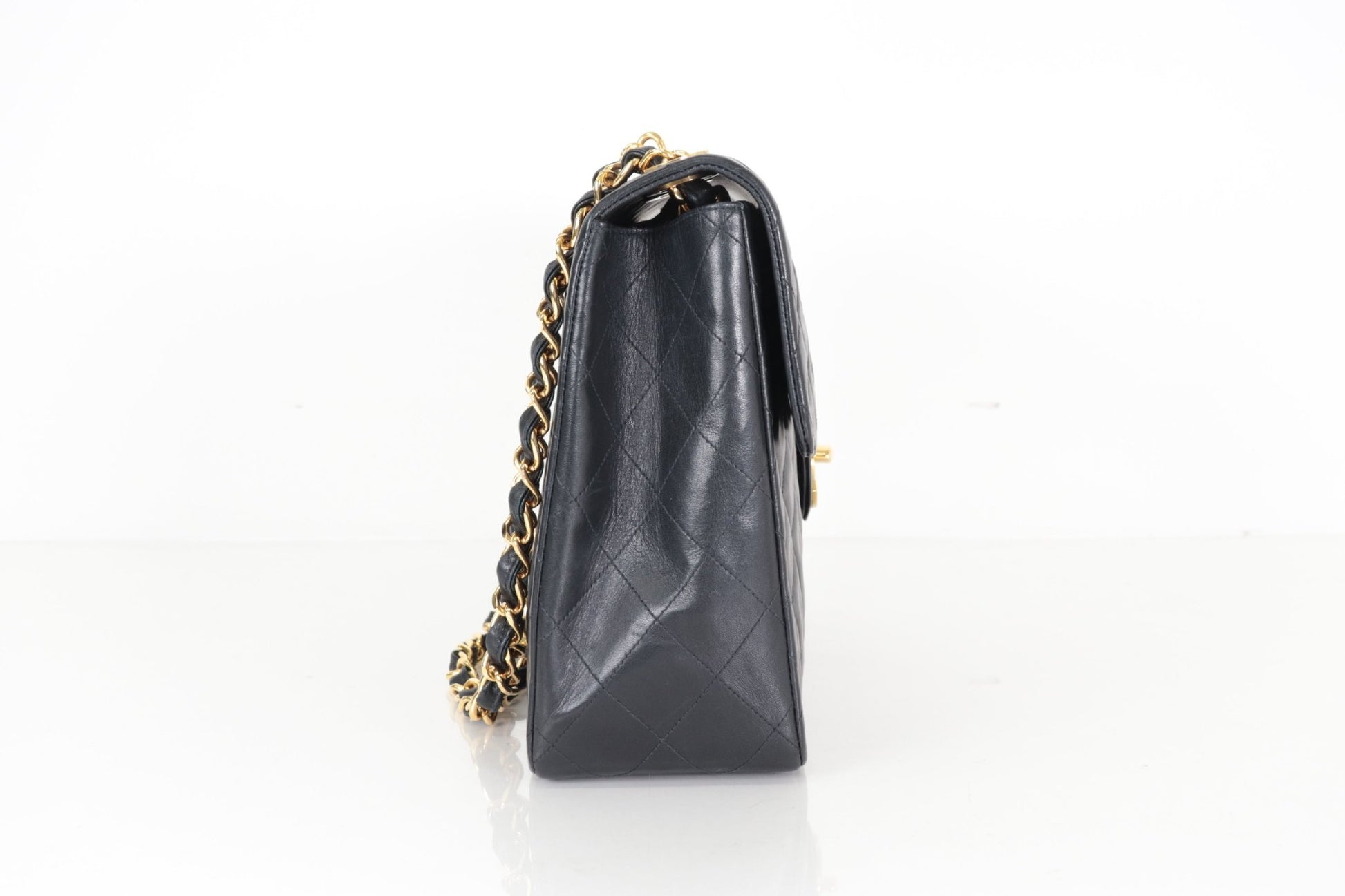 Chanel Classic Flap Maxi Pelle di Agnello Nera Hardware Dorato Vintage – 30 cm - Etoilux