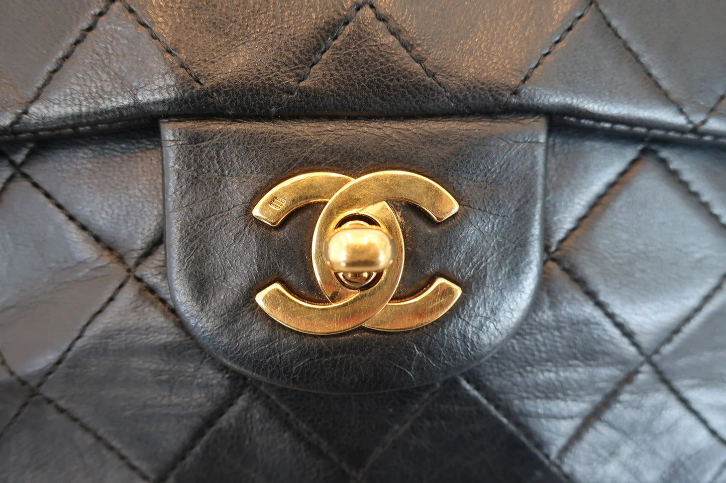 Chanel Timeless Classic Double Flap Small – Pelle di Agnello Nera / Oro – 23 cm - Etoilux