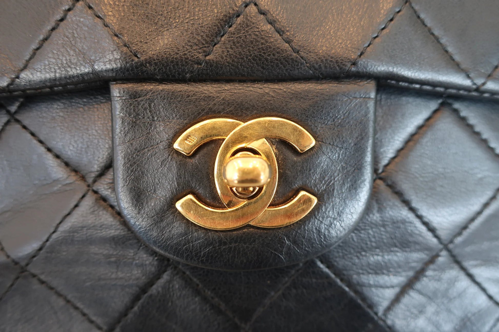 Chanel Timeless Classic Double Flap Small – Pelle di Agnello Nera / Oro – 23 cm - Etoilux