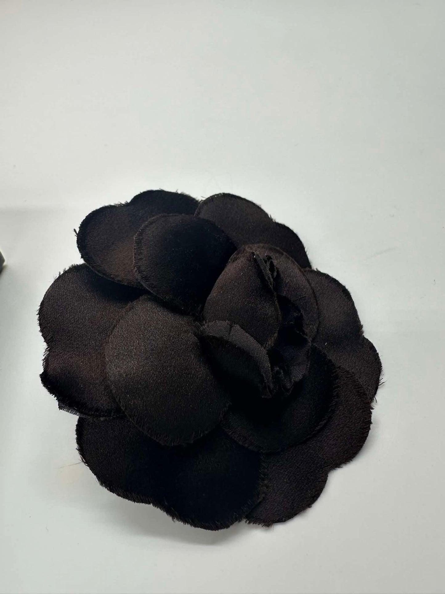 Chanel Camélia brooch seta nera