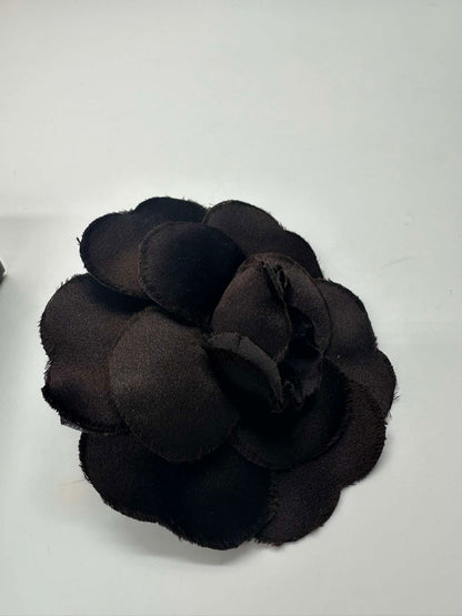 Chanel Camélia brooch seta nera