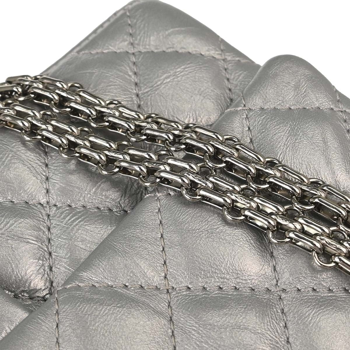 Chanel 2.55 Reissue 226 Doppia Patta Pelle di Vitello Invecchiata Argento Metallizzato – 27 cm - Etoilux