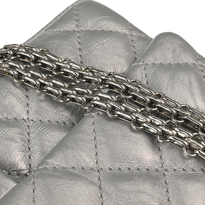 Chanel 2.55 Reissue 226 Doppia Patta Pelle di Vitello Invecchiata Argento Metallizzato – 27 cm - Etoilux