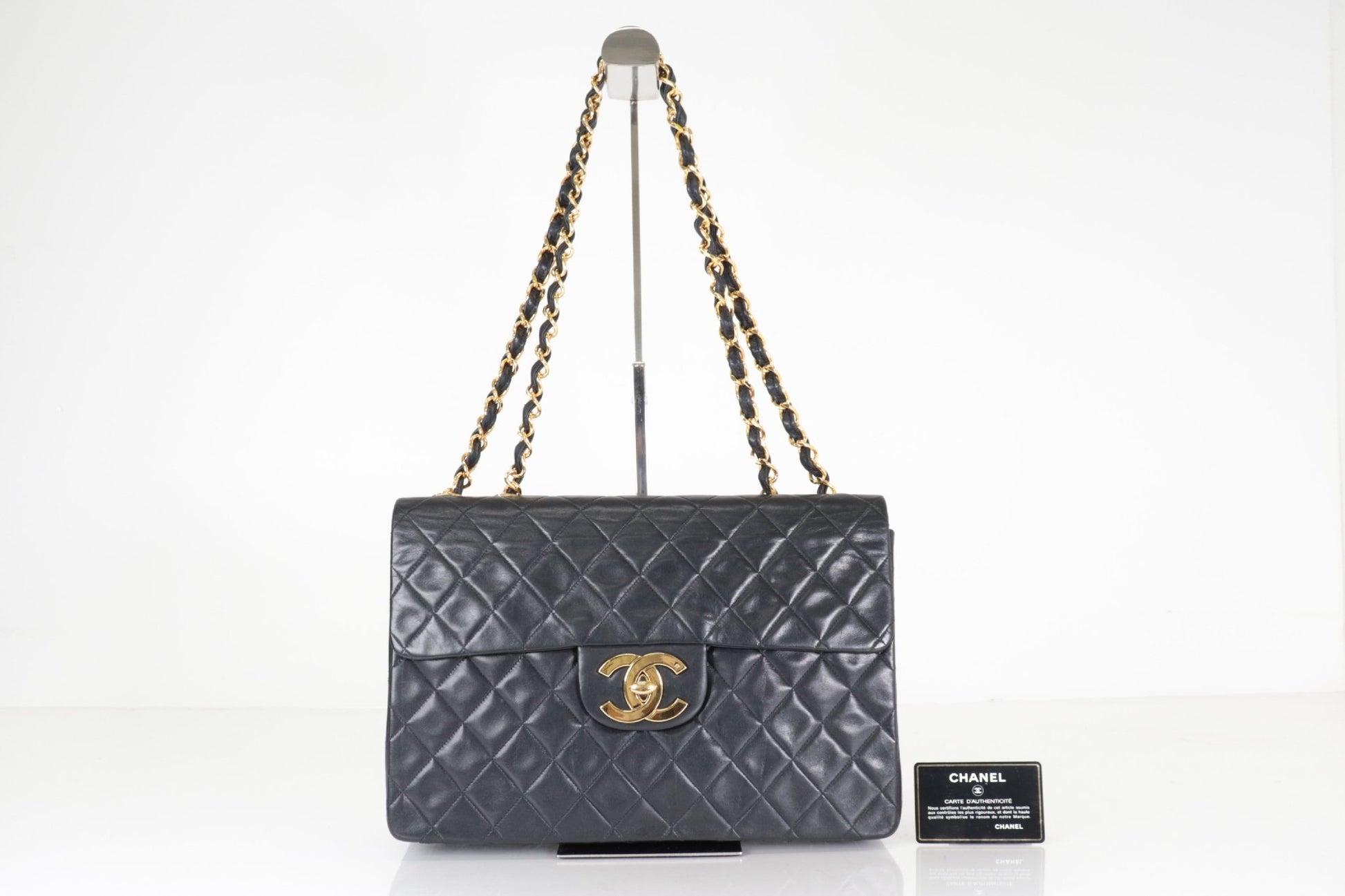 Chanel Classic Flap Maxi Pelle di Agnello Nera Hardware Dorato Vintage – 30 cm - Etoilux