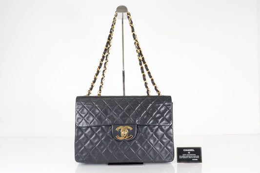 Chanel Classic Flap Maxi Pelle di Agnello Nera Hardware Dorato Vintage – 30 cm - Etoilux