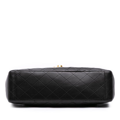 Chanel Maxi XL Single Flap in Pelle di Agnello – Nero (1994 - 1996) - Etoilux