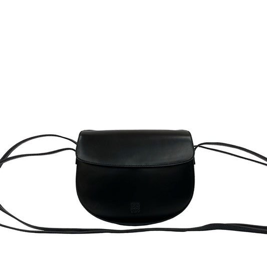 Loewe Anagram Flap pelle nera fronte con anagram in rilievo