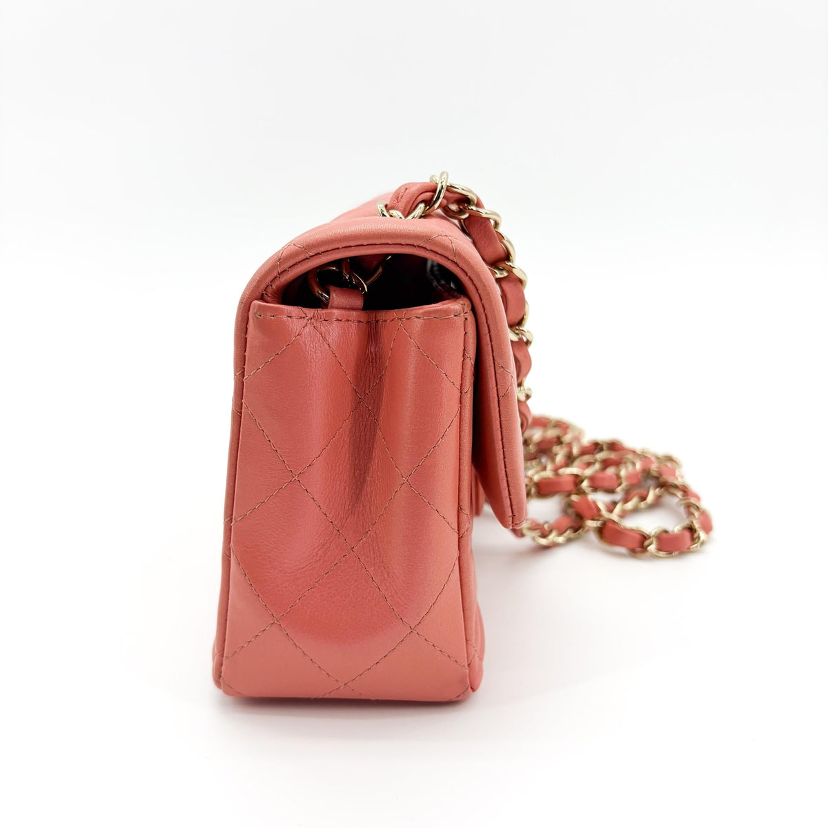 Chanel Classic Flap Medium – Caviar iridescente rosa corallo, hardware oro - Etoilux
