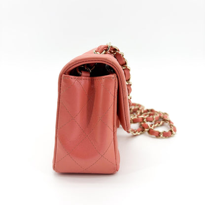 Chanel Classic Flap Medium – Caviar iridescente rosa corallo, hardware oro - Etoilux