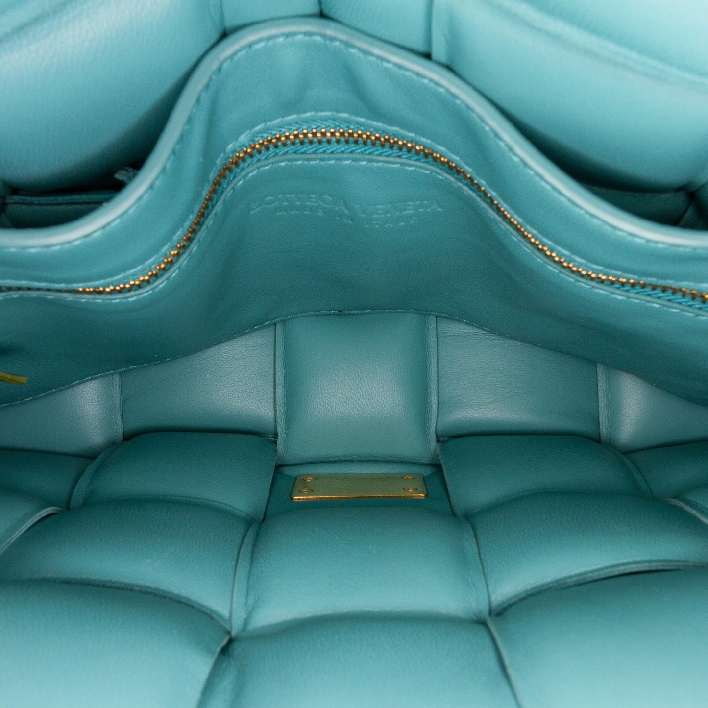 Bottega Veneta – Padded Cassette in pelle nappa blu con catena dorata – 18 x 26 x 6 cm - Etoilux