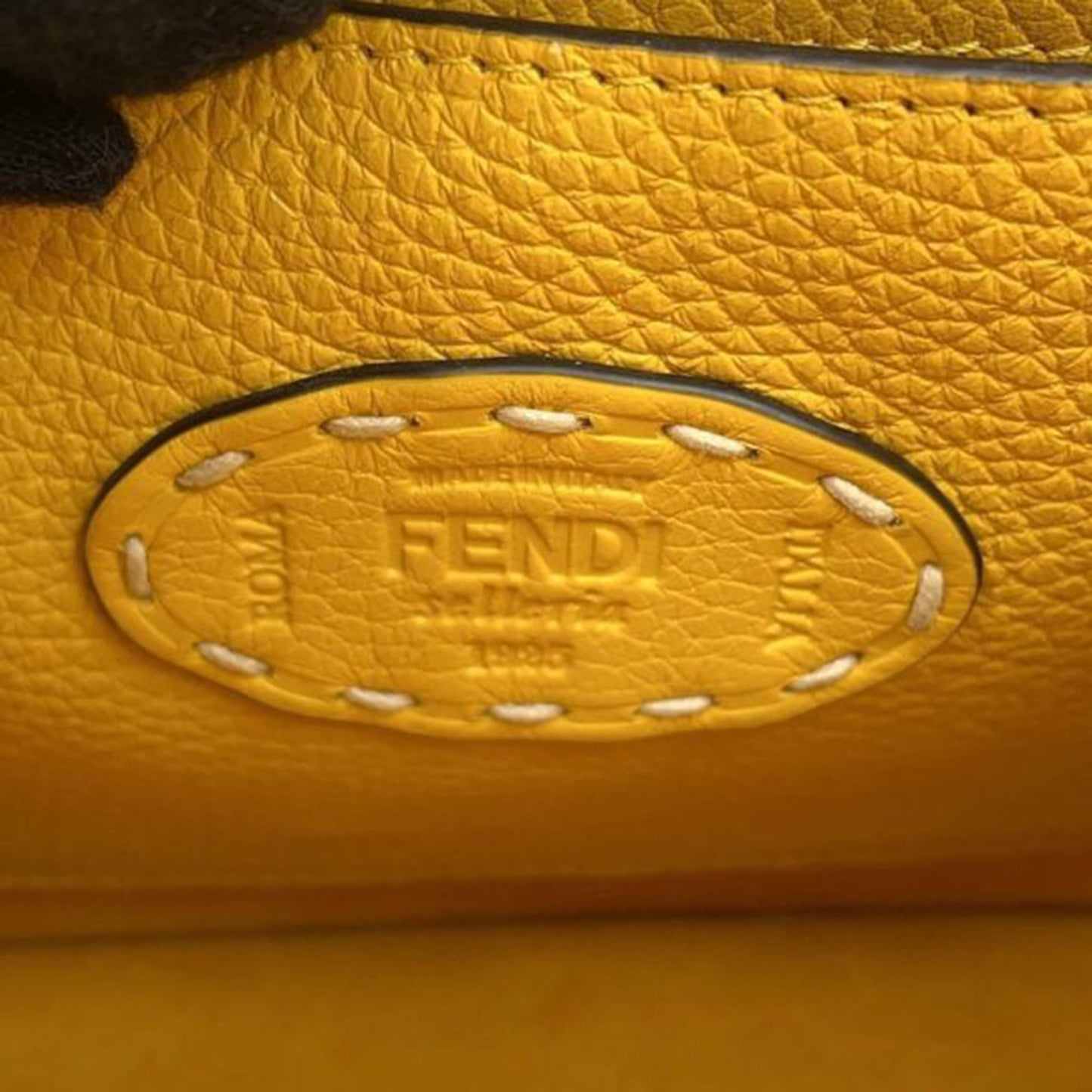 Fendi Piccola borsa a tracolla Selleria Peekaboo ISeeU in pelle di vitello - Etoilux