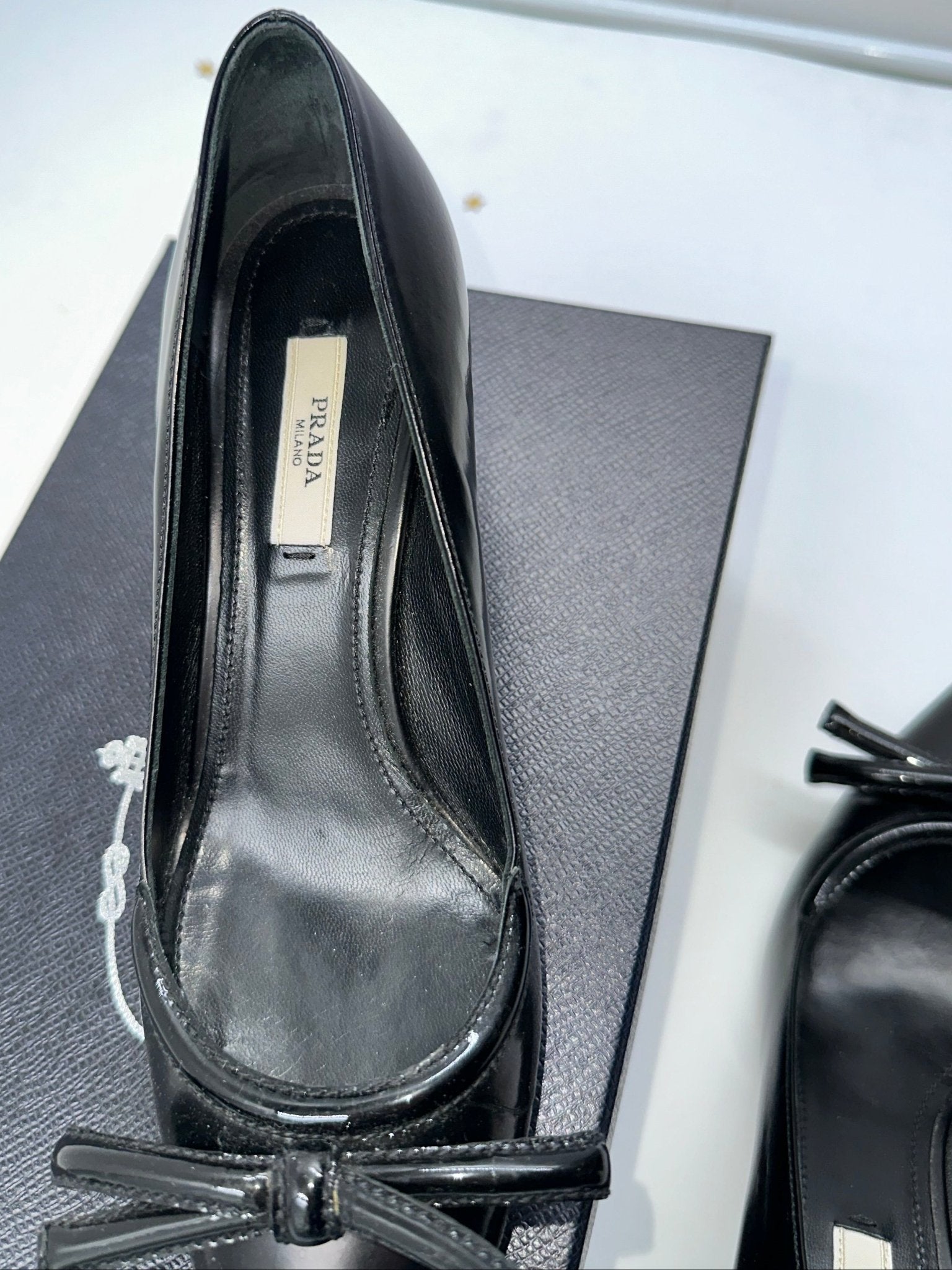 PRADA – Décolleté in Vernice Nera con Fiocco – Tacco Medio | Tg. 36,5 - Etoilux