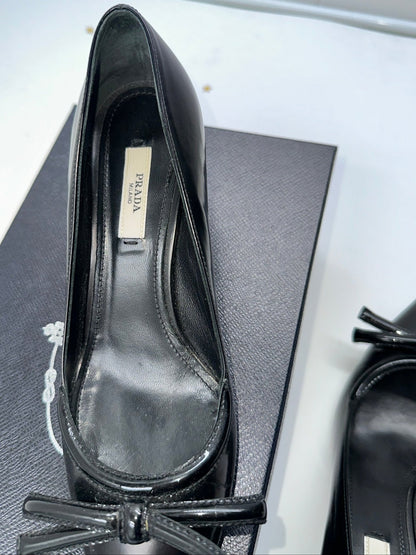 PRADA – Décolleté in Vernice Nera con Fiocco – Tacco Medio | Tg. 36,5 - Etoilux