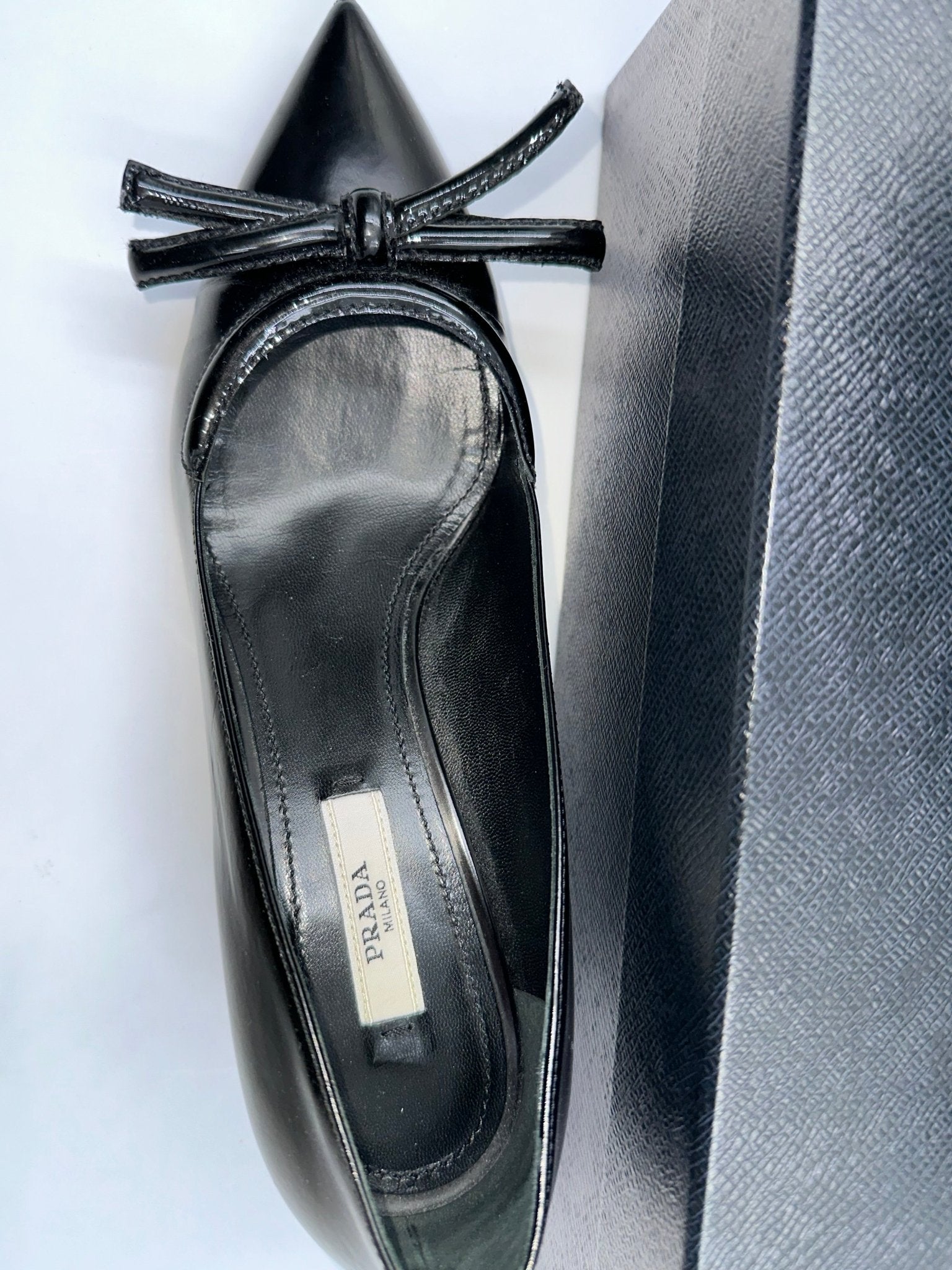 PRADA – Décolleté in Vernice Nera con Fiocco – Tacco Medio | Tg. 36,5 - Etoilux