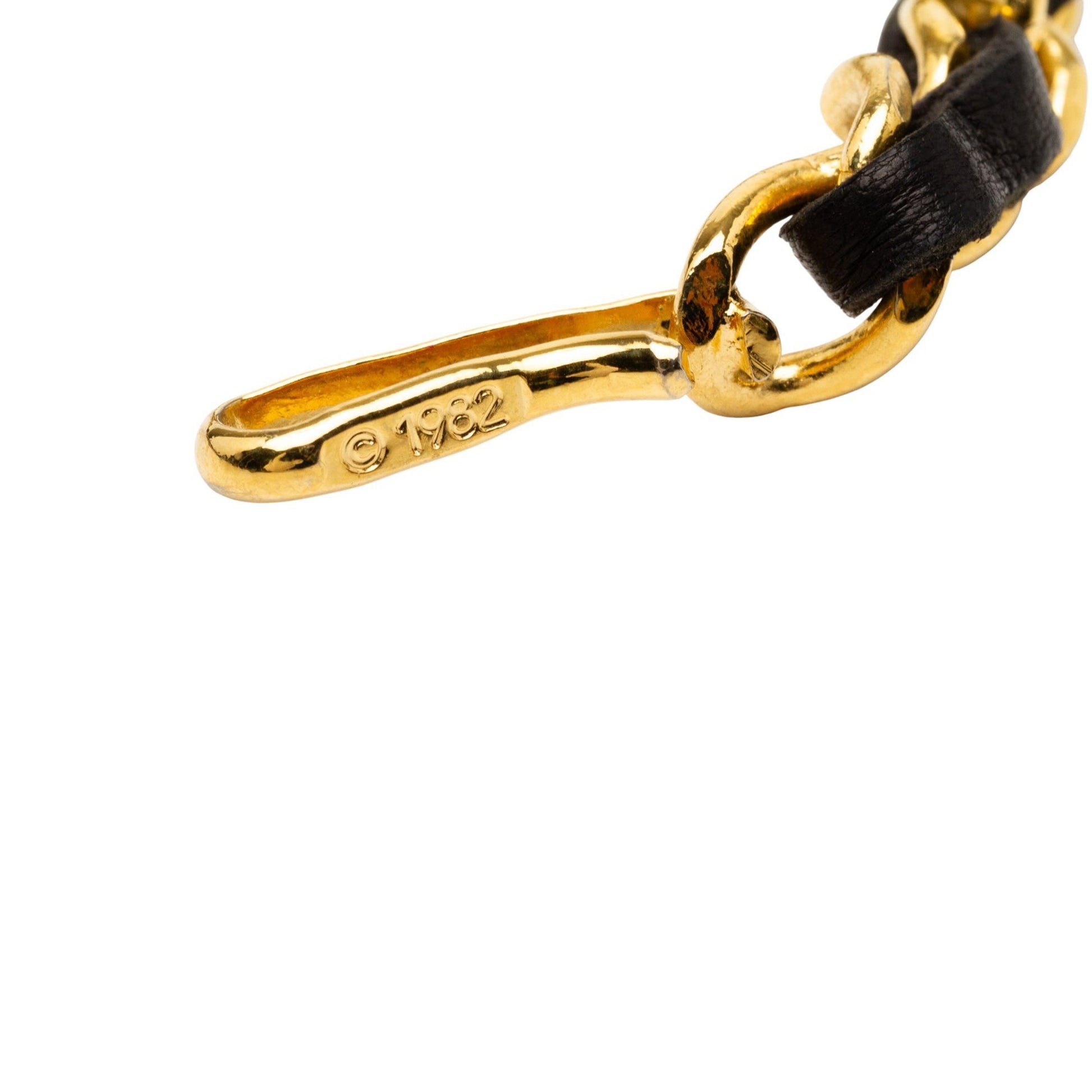 Chanel – Cintura con Catena e Medaglione CC in Pelle Intrecciata, Placcata Oro (1982) - Etoilux