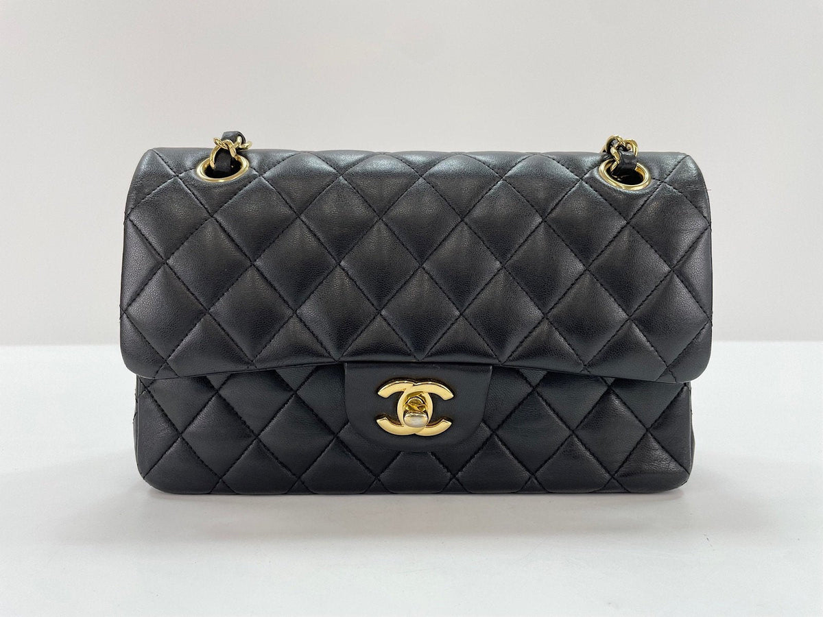 Chanel Borsa in Pelle Nera con Catena - Etoilux