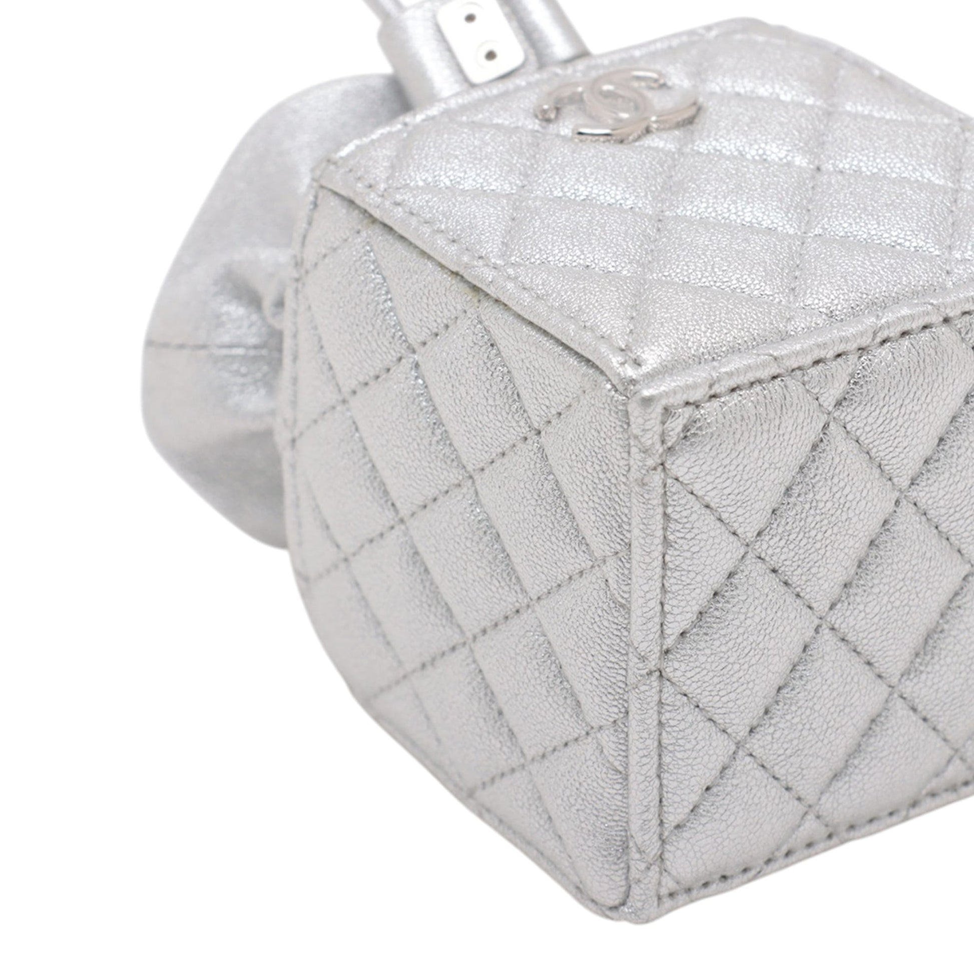 Chanel Mini Bucket Bag in Pelle Caviar Argento – 2021 - Etoilux