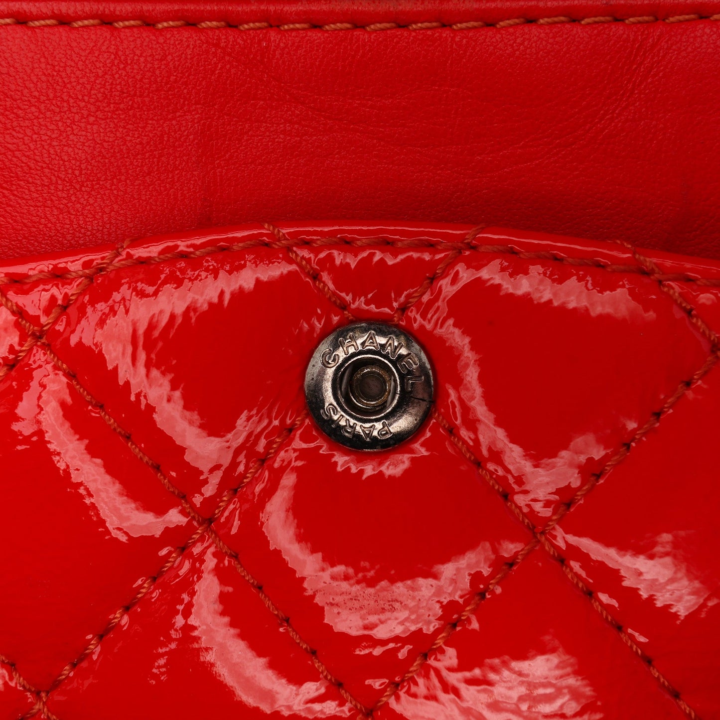 Chanel Riedizione 2.55 Patent Double Flap 225 – Rosso Verniciato - Etoilux