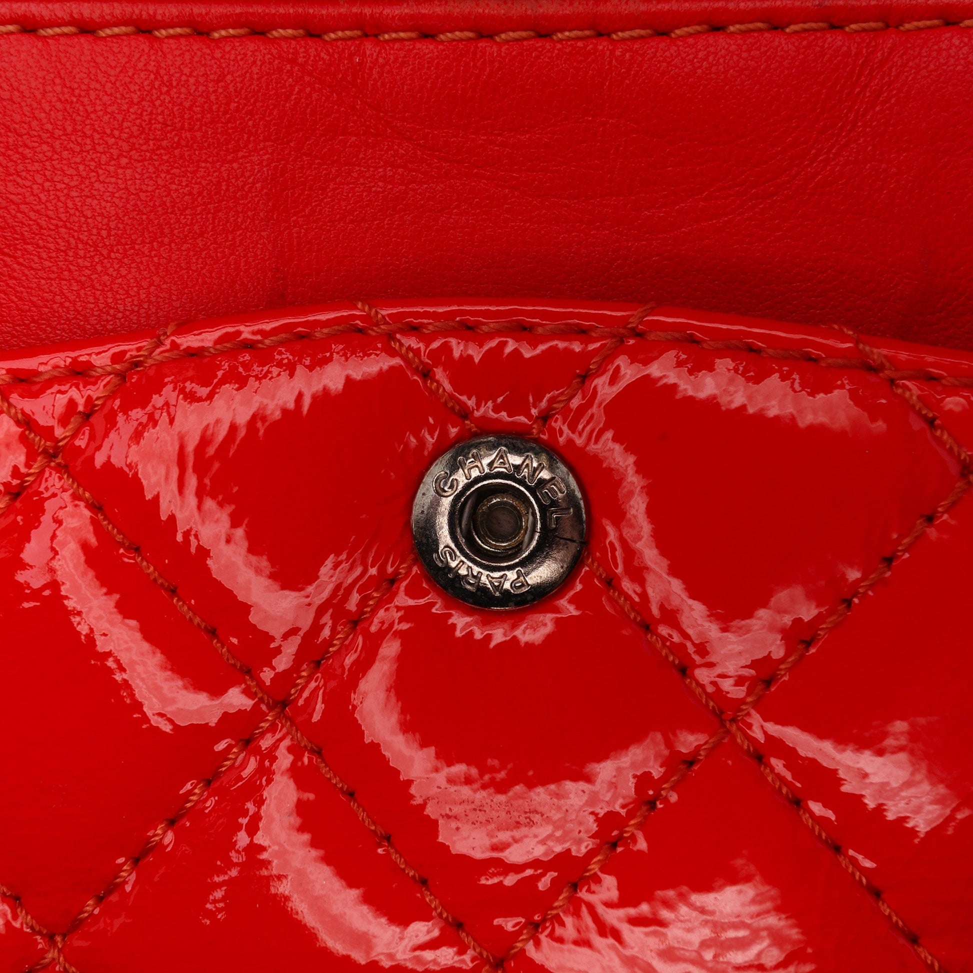 Chanel Riedizione 2.55 Patent Double Flap 225 – Rosso Verniciato - Etoilux