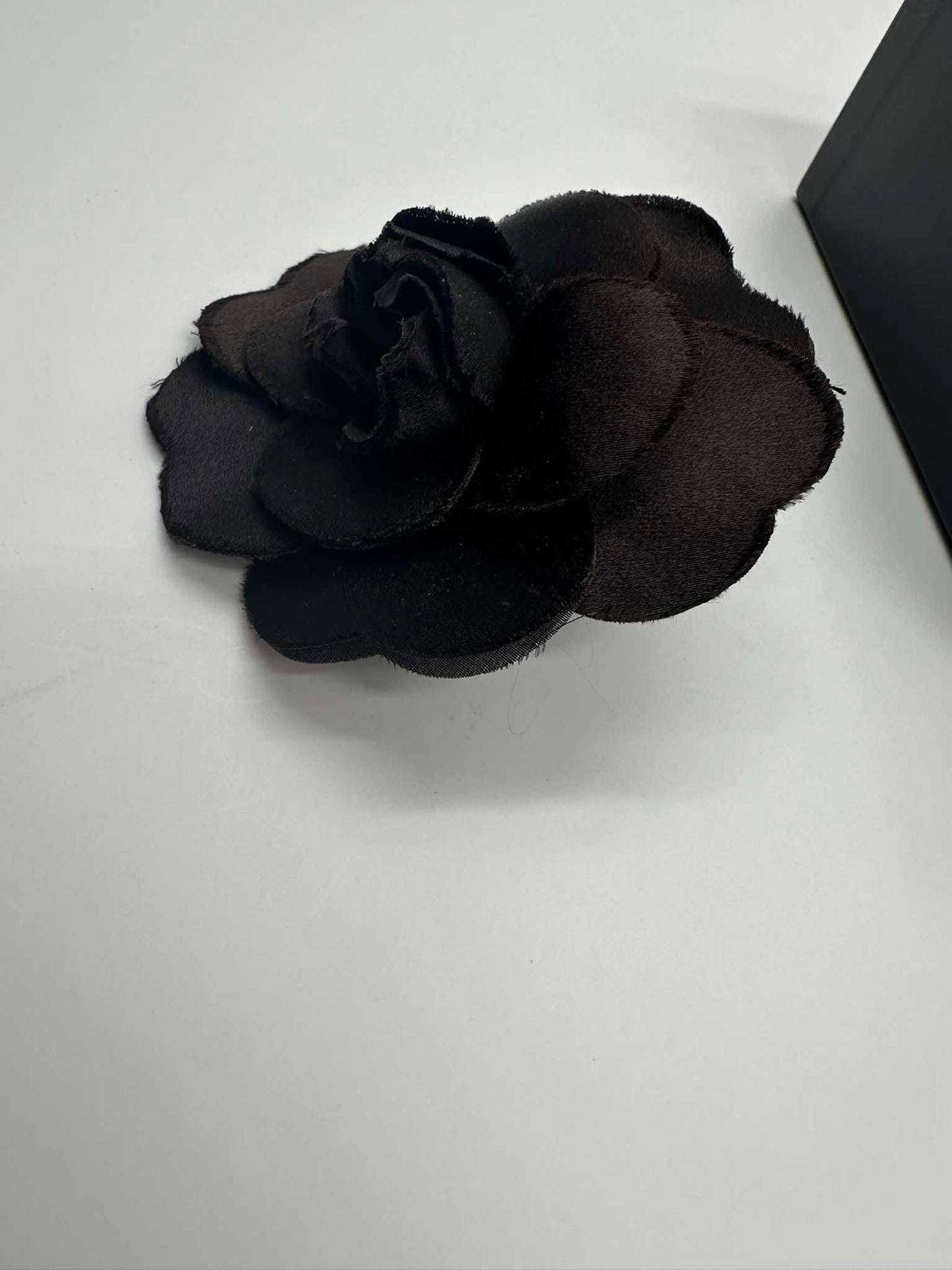 Chanel Camélia Brooch Seta Nera Made in France – Edizione Classica - Etoilux