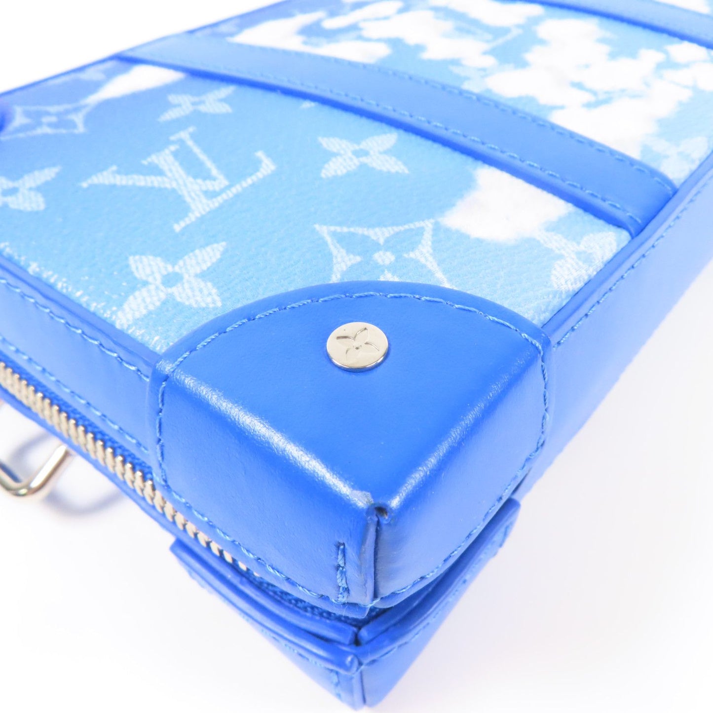 Louis Vuitton Soft Trunk Wallet Monogram Clouds AH2020 – 22,5 cm - Etoilux