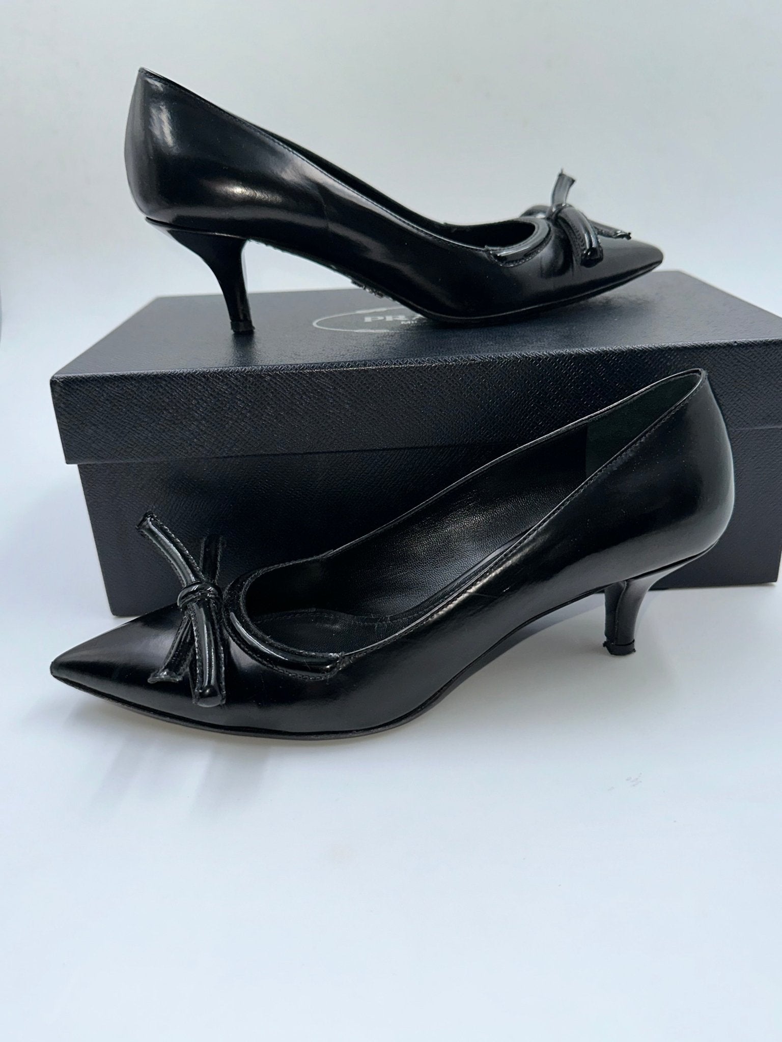 PRADA – Décolleté in Vernice Nera con Fiocco – Tacco Medio | Tg. 36,5 - Etoilux