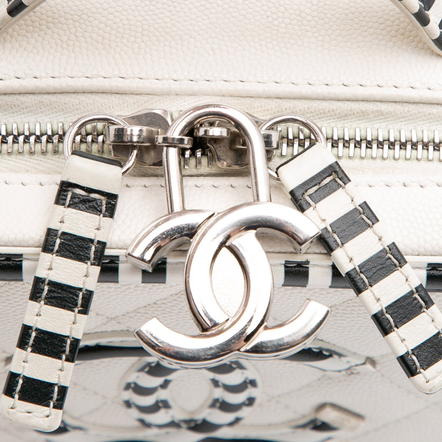 Chanel Small Filigree CC Vanity Case Caviar Bianco con Profili a Righe Nere – 2019 - Etoilux