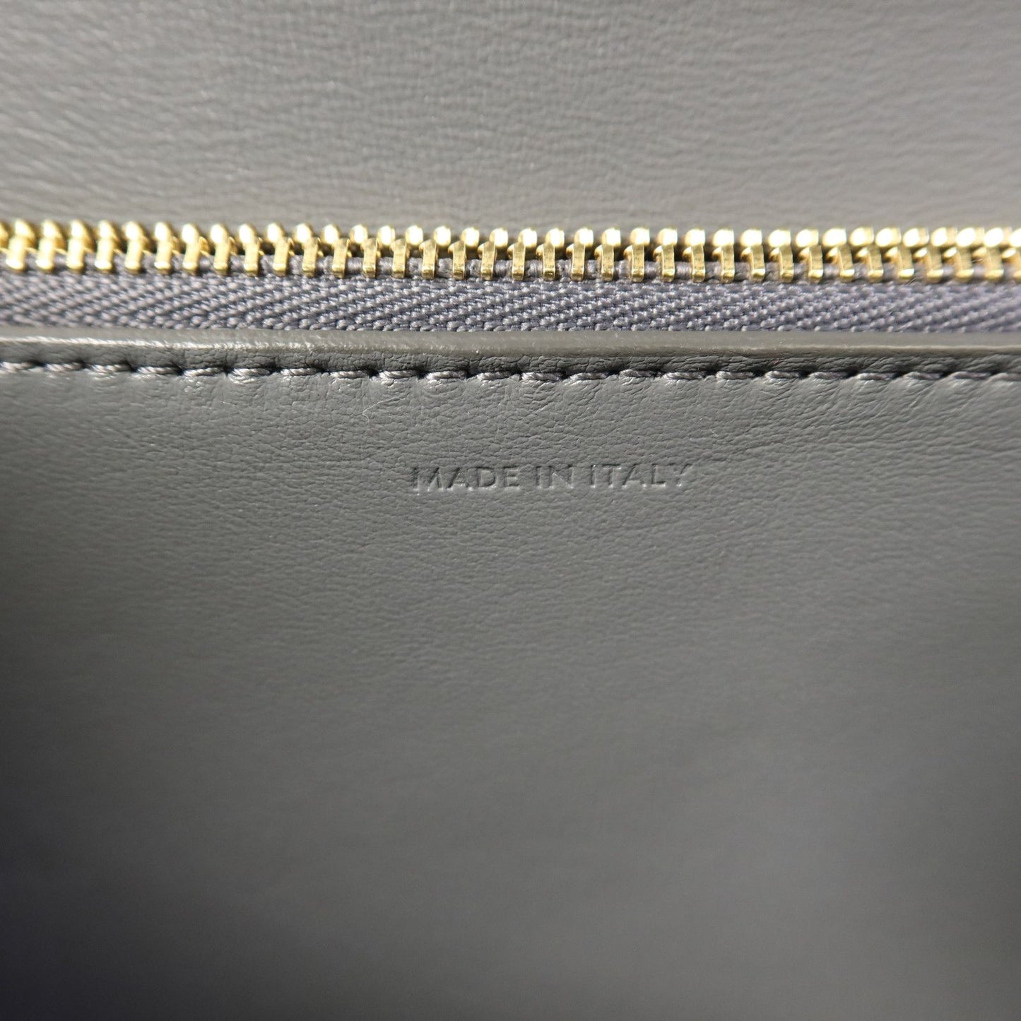 Céline Classic Box Medium Liséré Grigio Ardesia Hardware Dorato – 23 cm - Etoilux