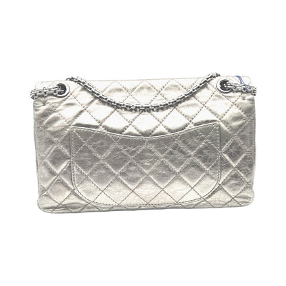Chanel 2.55 Reissue Flap Pelle di Vitello Metallizzata Argento Anticato (2006–2008) – 30 cm - Etoilux