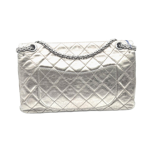 Chanel 2.55 Reissue Flap Pelle di Vitello Metallizzata Argento Anticato (2006–2008) – 30 cm - Etoilux