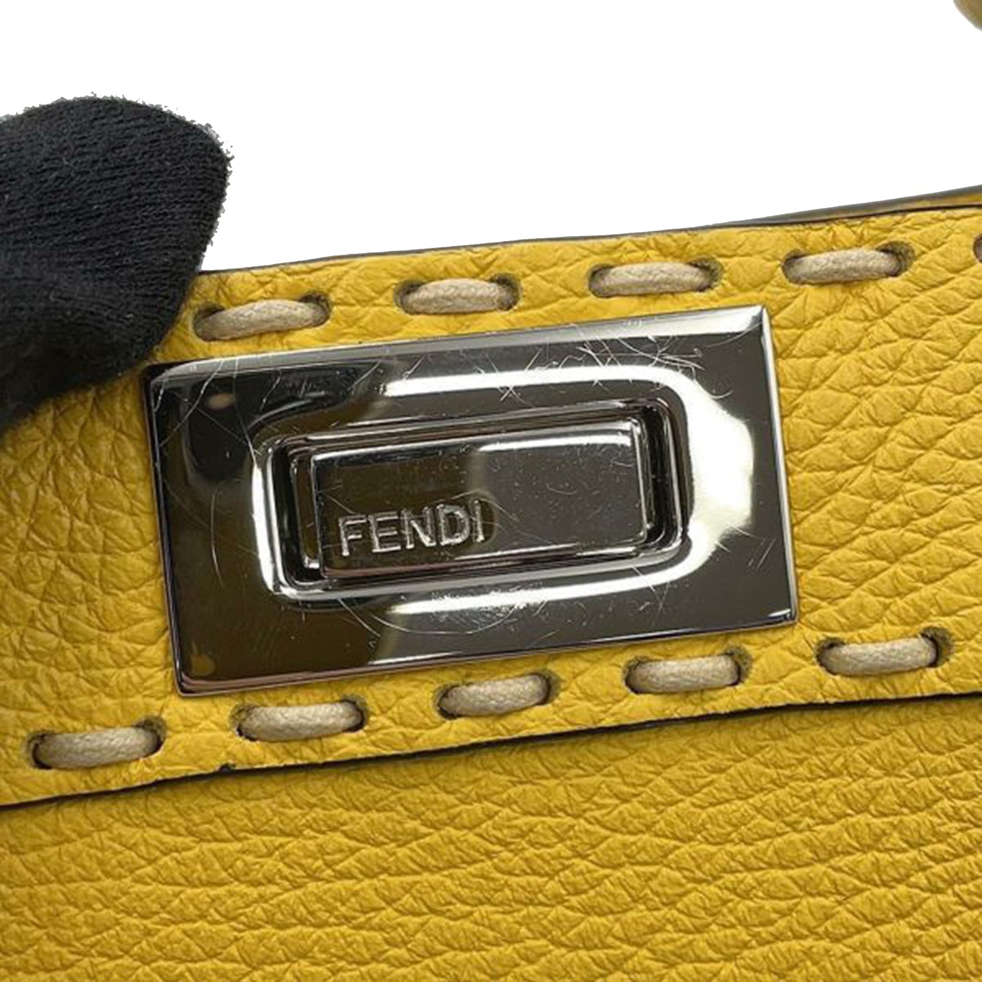 Fendi Piccola borsa a tracolla Selleria Peekaboo ISeeU in pelle di vitello - Etoilux