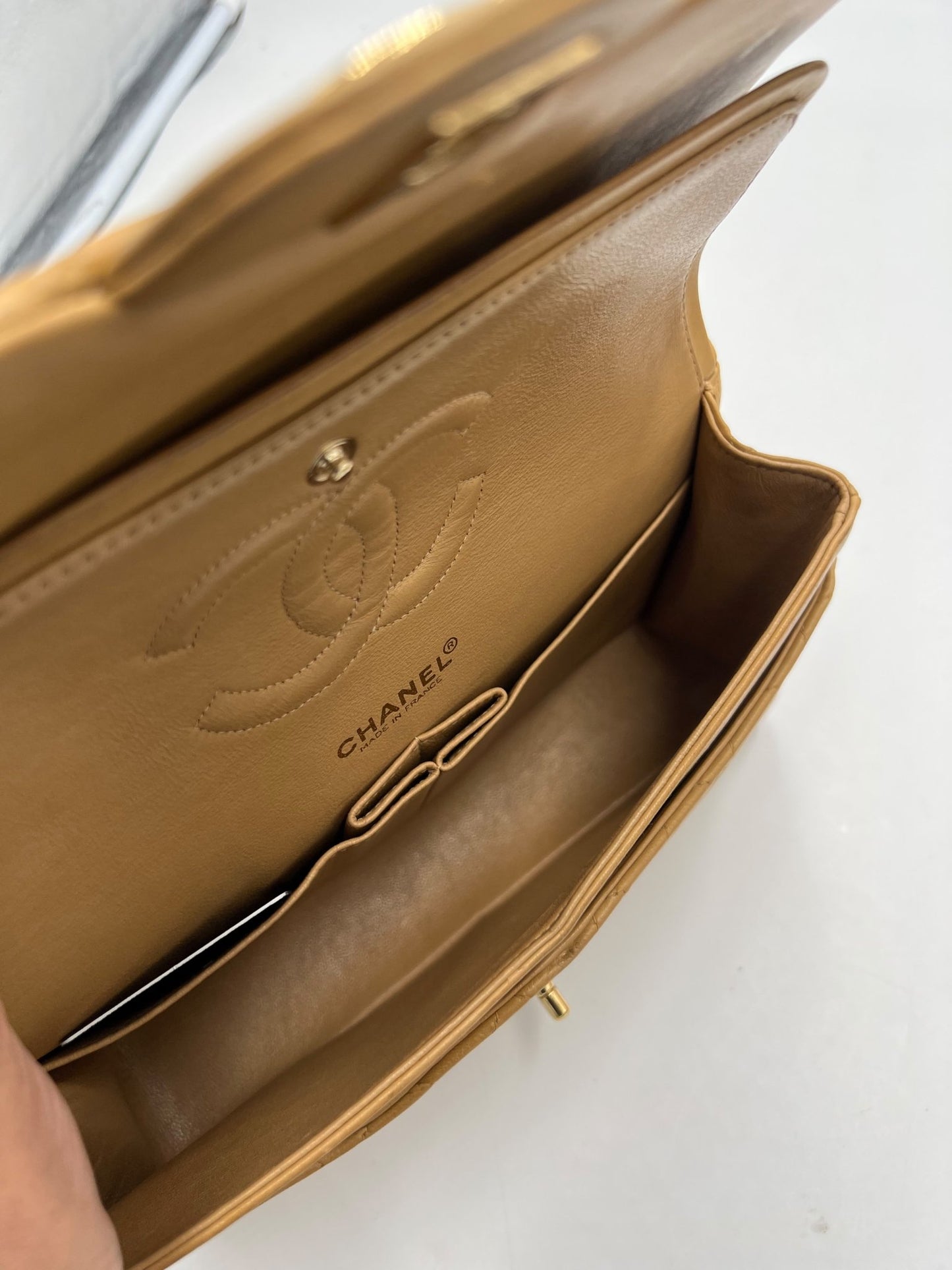 Chanel Classic Double Flap Medium Lambskin Camel Hardware Oro – 25 cm - Etoilux