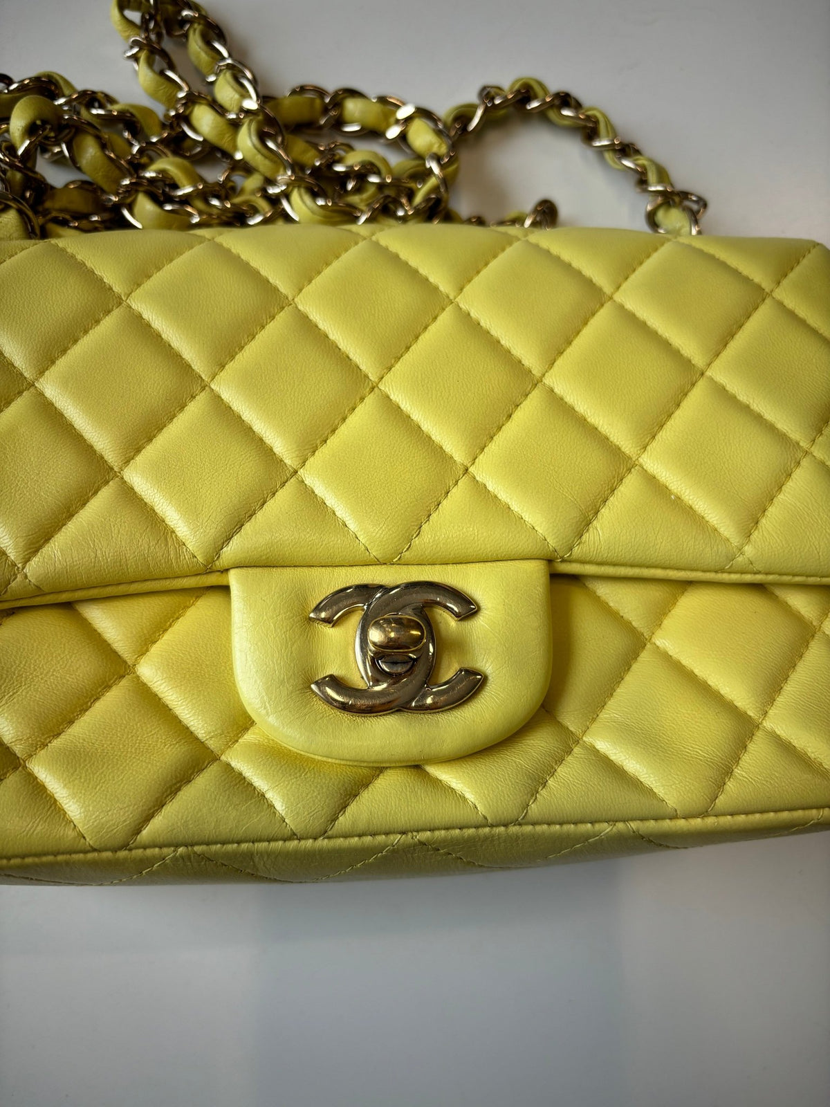 Chanel Classic Flap Mini Rettangolare in Pelle di Agnello Giallo Limone, 2017 – 20 cm - Etoilux