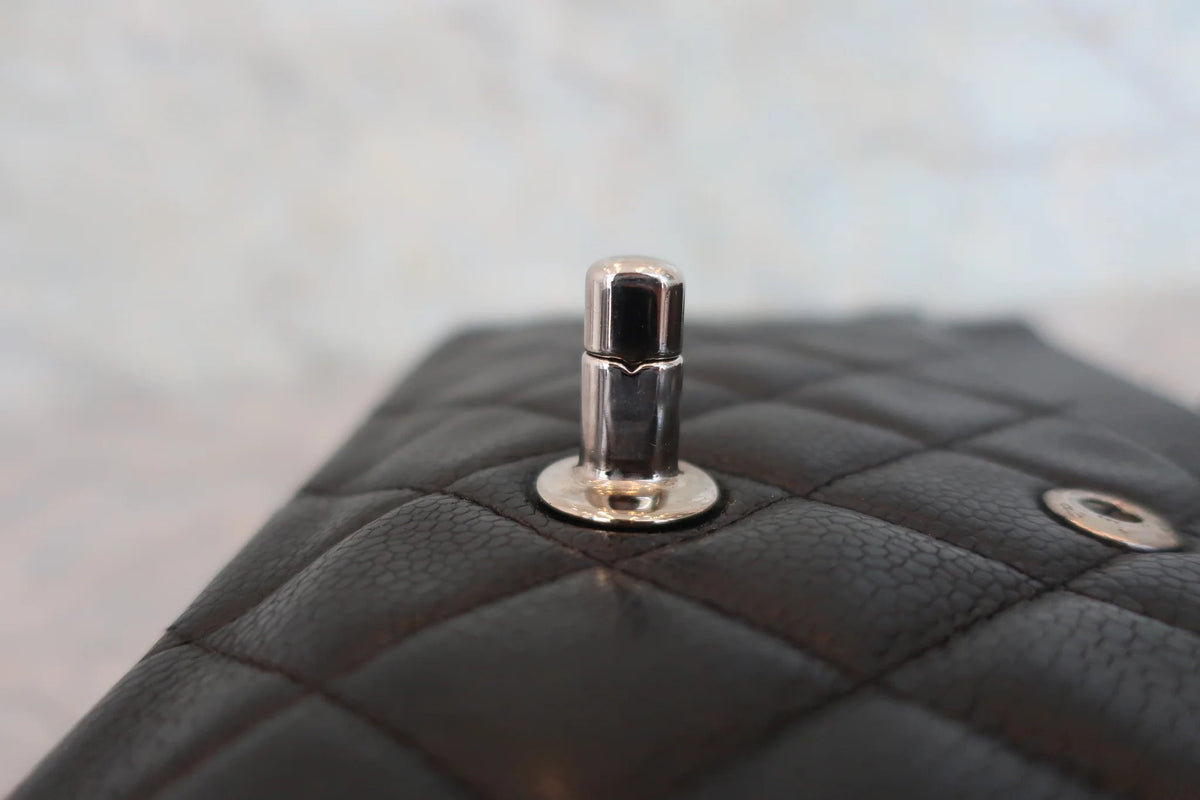 Chanel Matelassé Doppia Patta e Doppia Catena Pelle Caviar Nera – 25 cm - Etoilux