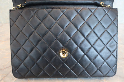 Chanel Matelassé Push Lock Chain Shoulder Bag Pelle di Agnello Nera – 25 cm - Etoilux