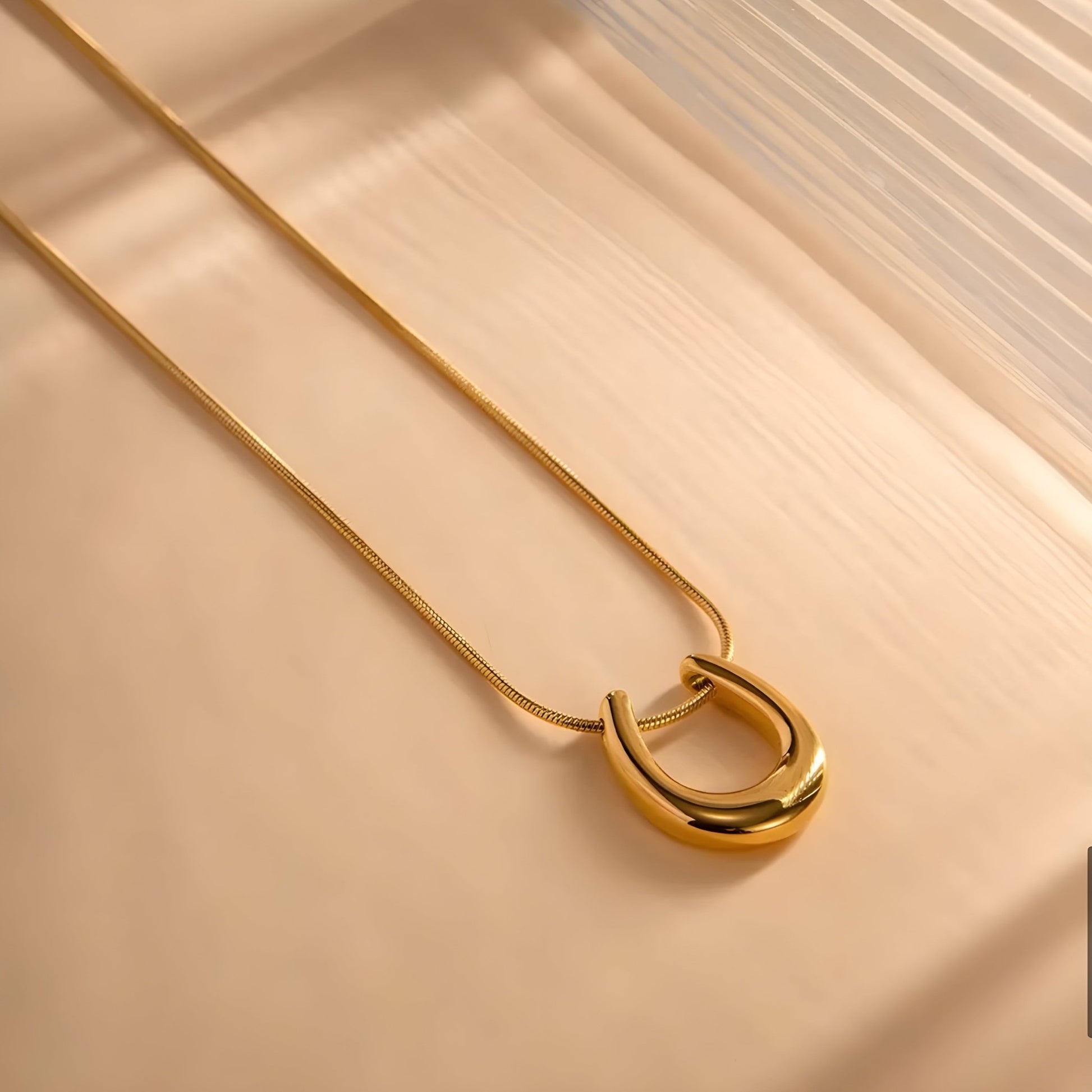 BEHI HORSESHOE NECKLACE - Etoilux
