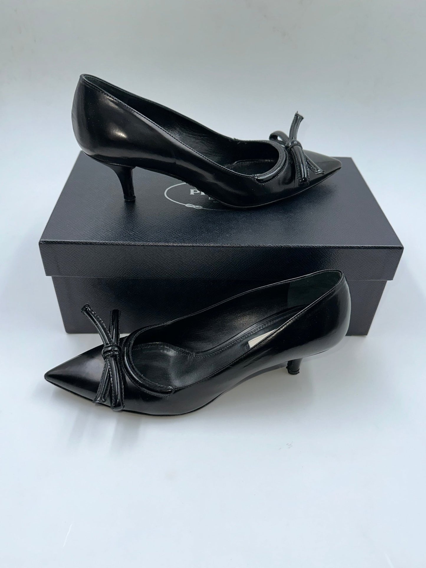 PRADA – Décolleté in Vernice Nera con Fiocco – Tacco Medio | Tg. 36,5 - Etoilux