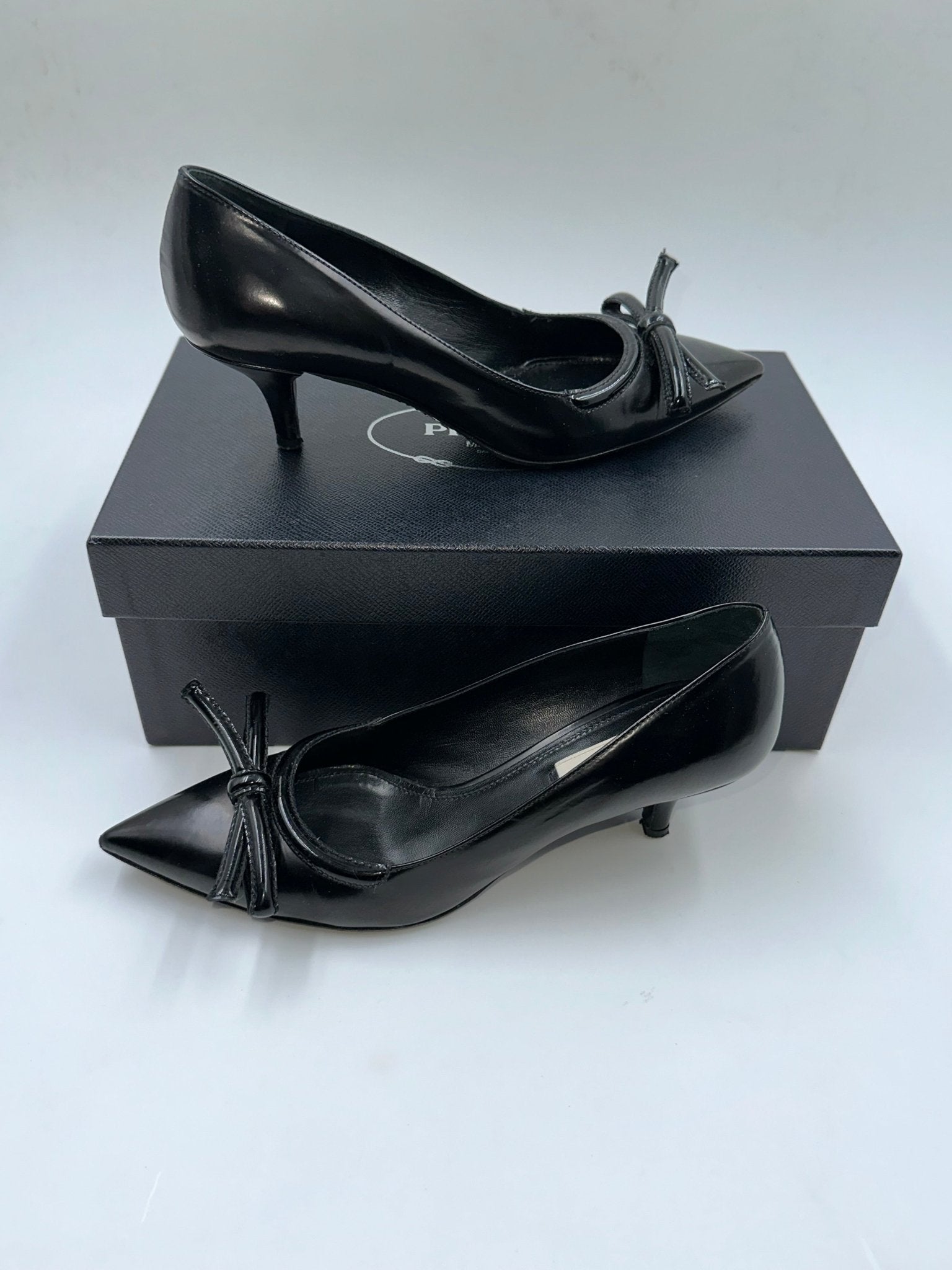 PRADA – Décolleté in Vernice Nera con Fiocco – Tacco Medio | Tg. 36,5 - Etoilux
