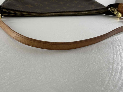 Louis Vuitton Pochette Accessoires Monogram Canvas 2002 – 20,5 cm - Etoilux